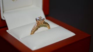 婚約指輪の宝石はダイヤモンドに決まっているの？