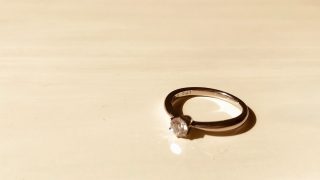 頭にきても、結婚指輪は捨てないで！
